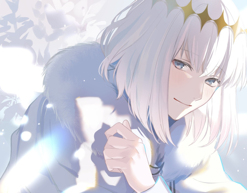 1boy bangs blue_eyes blush cloak closed_mouth commentary crown diamond_hairband fate/grand_order fate_(series) fur-trimmed_cloak fur_trim grey_hair highres light_blush light_smile long_sleeves looking_at_viewer male_focus medium_hair no_wings oberon_(fate) official_alternate_costume oyasumi_dm puffy_sleeves solo upper_body white_cloak white_fur white_hair