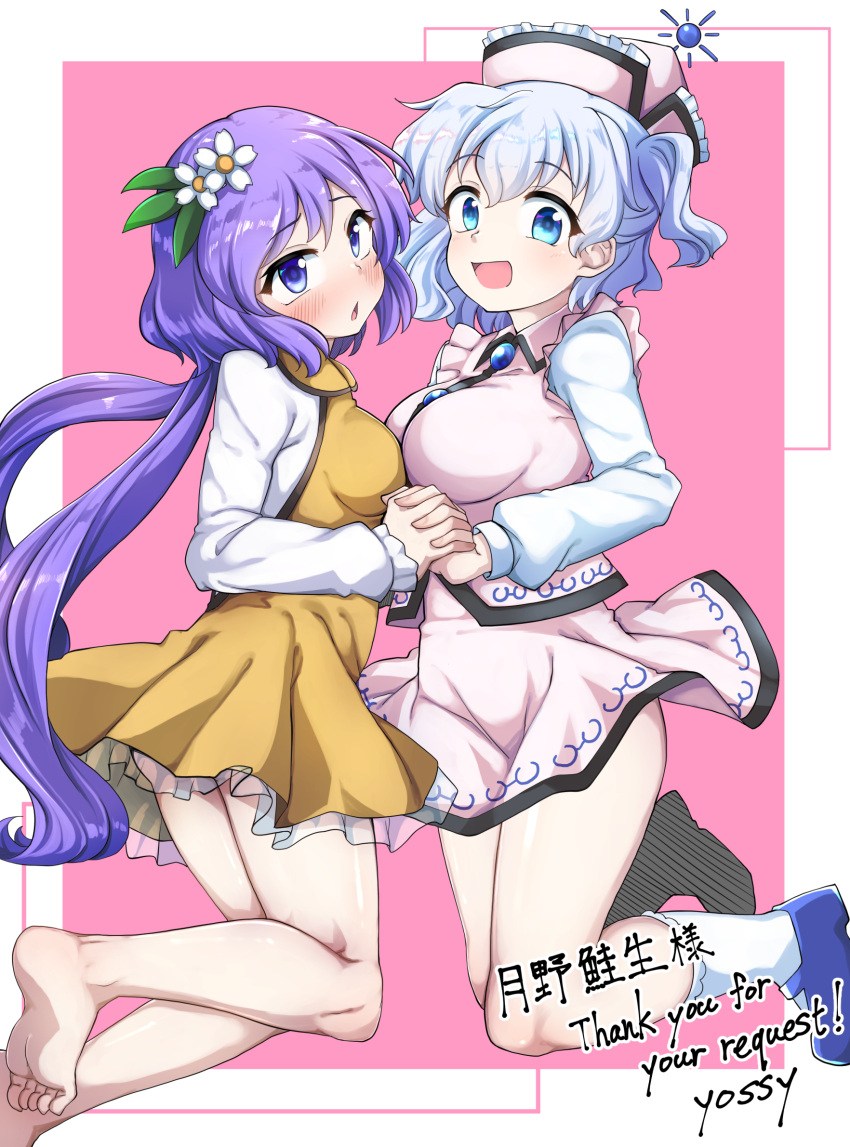 2girls artist_name asymmetrical_docking barefoot blue_eyes blue_footwear blush breast_press breasts commission dress flower frills hair_flower hair_ornament hat highres holding_hands large_breasts long_hair long_sleeves medium_breasts merlin_prismriver multiple_girls one_side_up pink_background pink_skirt pink_vest purple_hair shirt short_hair simple_background skeb_commission skirt smile socks sun_hair_ornament touhou tsukumo_benben twintails vest violet_eyes white_hair white_shirt yellow_dress yossy_(yossy1130)