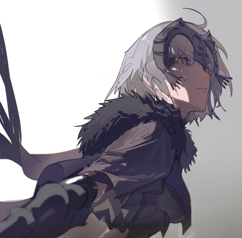 1girl armored_corset capelet expressionless fate/grand_order fate_(series) fur fur_collar gradient gradient_background headpiece highres jeanne_d'arc_alter_(fate) looking_at_viewer looking_to_the_side pale_skin short_hair solo standard_bearer tansiki white_hair wind yellow_eyes