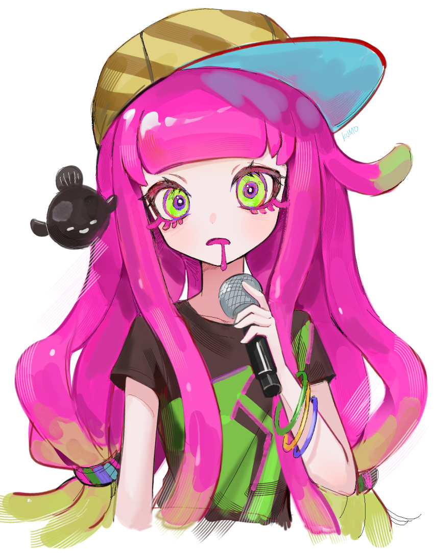 1girl artist_name bangs baseball_cap black_shirt blunt_bangs bracelet bright_pupils clownfish colored_eyelashes drooling fish frown green_eyes green_hair hand_up harmony's_clownfish_(splatoon) harmony_(splatoon) hat highres holding holding_microphone jewelry kumo_(kumo_hsc0216) looking_at_viewer low_twintails microphone multicolored_clothes multicolored_eyes multicolored_hair multicolored_headwear open_mouth pink_eyes pink_hair shirt short_sleeves sideways_hat simple_background splatoon_(series) splatoon_3 striped striped_headwear tentacle_hair twintails two-tone_hair violet_eyes white_background white_pupils