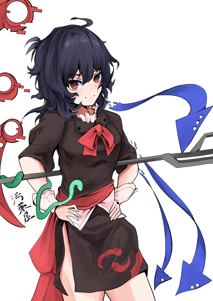 1girl absurdres ahoge asymmetrical_wings bangs black_dress black_shirt blue_wings closed_mouth dress hands_on_hips highres houjuu_nue looking_at_viewer red_eyes red_wings shirt short_sleeves simple_background smile snake_armband solo touhou white_background wings yagoro_kusuriya