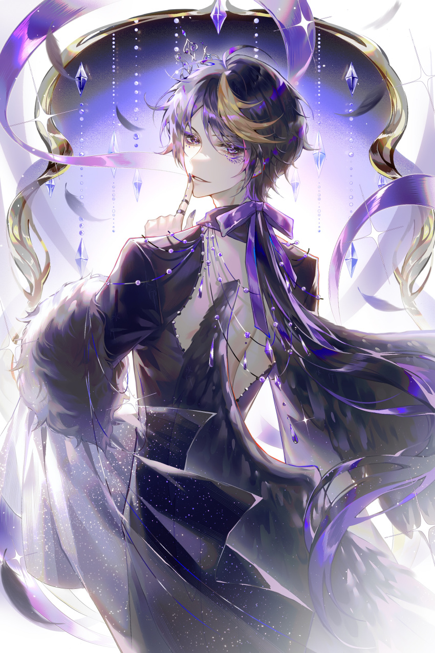 1boy absurdres alternate_costume bishounen black_hair blonde_hair highres index_finger_raised looking_back male_focus multicolored_hair nijisanji nijisanji_en shu_yamino smile solo streaked_hair violet_eyes virtual_youtuber zhumojian