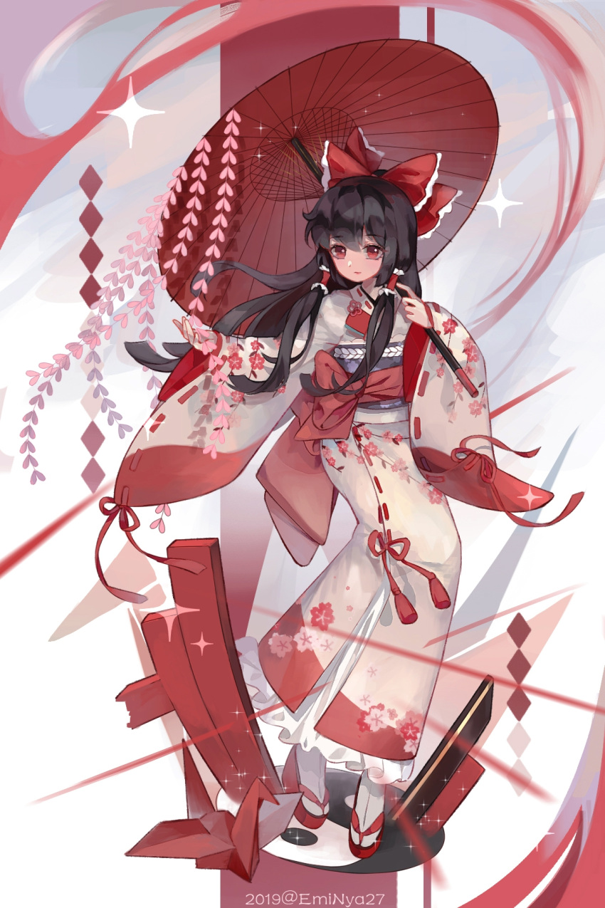 1girl alternate_costume artist_name black_hair blush bow broken_torii chinese_commentary closed_mouth commentary eminya_27 expressionless floating_hair floral_print frilled_bow frilled_hair_tubes frills full_body geta hair_between_eyes hair_bow hair_tubes hakurei_reimu highres holding holding_umbrella japanese_clothes kimono lips long_hair long_sleeves looking_at_viewer obi parasol ponytail red_bow red_eyes red_footwear red_ribbon ribbon ribbon-trimmed_sleeves ribbon_trim sash sidelocks sleeves_past_wrists socks solo sparkle tabi tassel touhou umbrella very_long_hair waist_bow white_kimono white_socks wide_sleeves yin_yang
