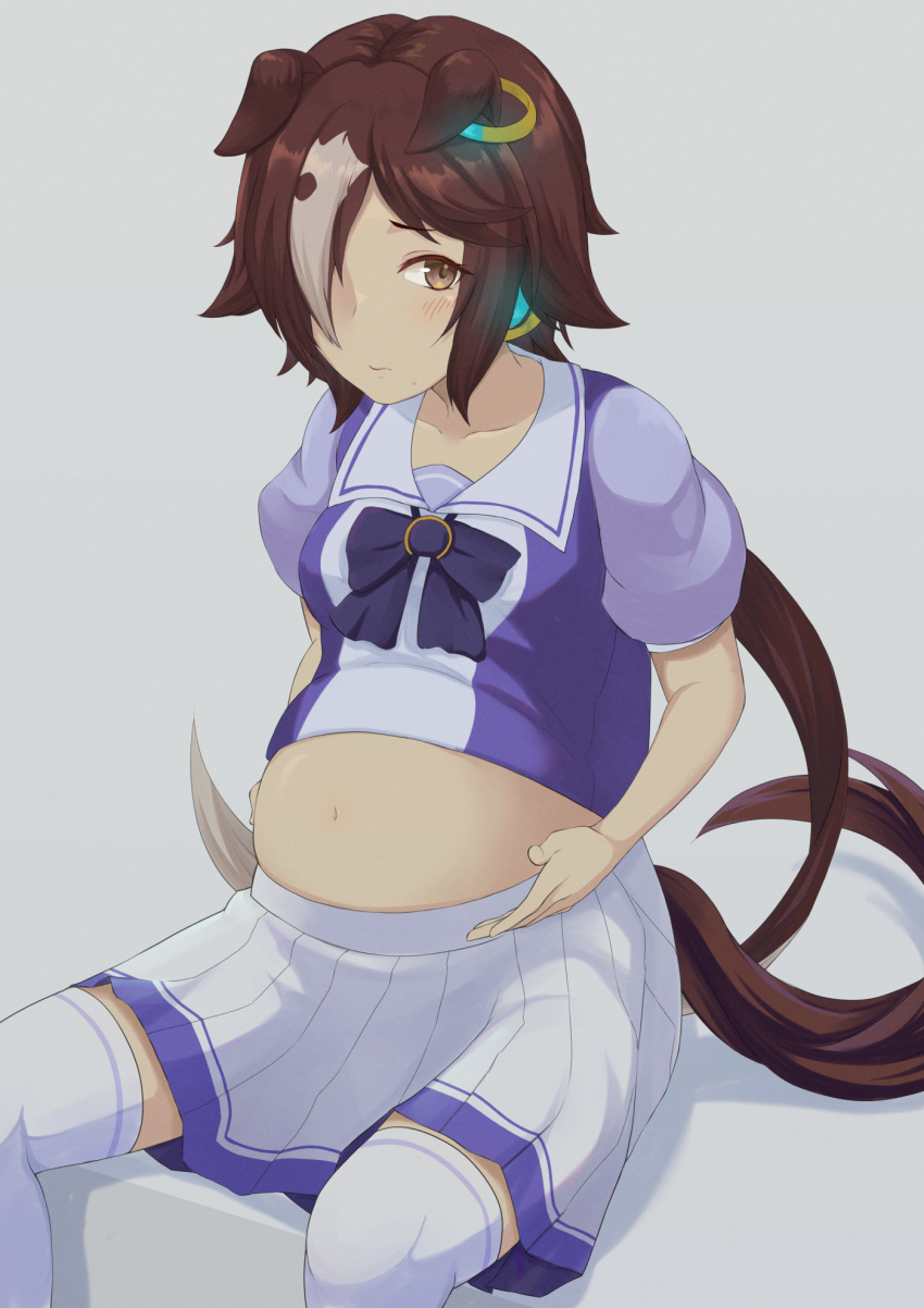1girl akinonohara animal_ears bangs big_belly bow bowtie brown_eyes brown_hair closed_mouth grey_background hair_over_one_eye highres horse_ears horse_girl horse_tail long_hair looking_at_viewer navel ponytail purple_bow purple_bowtie purple_shirt sailor_collar school_uniform shirt short_sleeves sitting skirt solo tail thigh-highs tracen_school_uniform umamusume vodka_(umamusume) white_skirt white_thighhighs