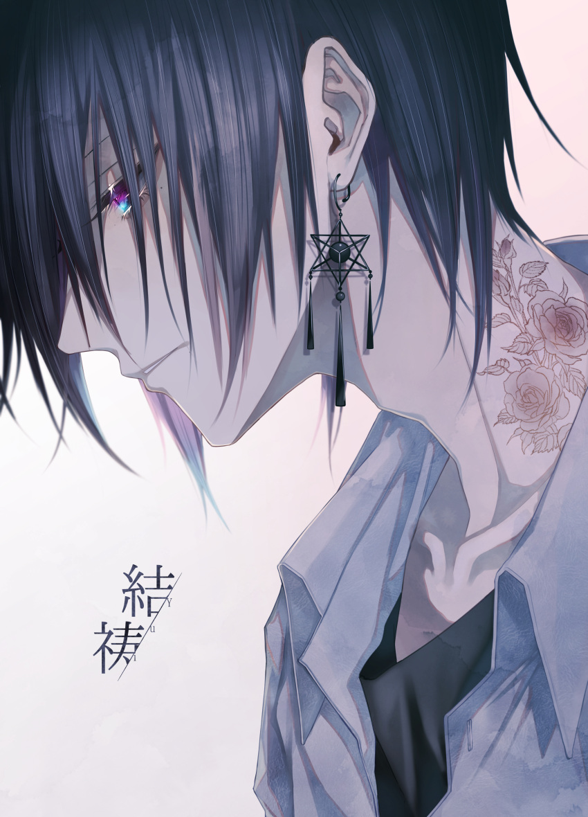 1boy absurdres black_hair black_shirt blue_eyes earrings facing_to_the_side highres jacket jewelry looking_at_viewer male_focus multicolored_eyes original piercing shirt short_hair solo tattoo translation_request violet_eyes white_background white_jacket wu_(user_sevs2252)