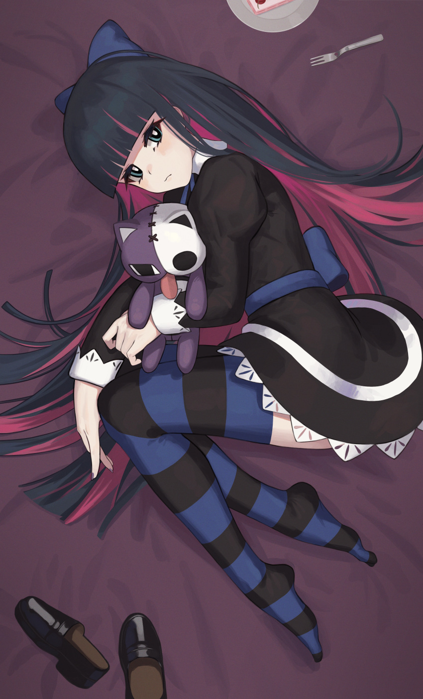 1girl absurdres bangs black_dress black_hair blue_bow blue_ribbon blunt_bangs bow colored_inner_hair dress gothic_lolita green_eyes hair_bow highres lolita_fashion long_hair looking_at_viewer multicolored_hair panty_&amp;_stocking_with_garterbelt pink_hair ribbon solo stocking_(psg) streaked_hair striped striped_thighhighs stuffed_animal stuffed_cat stuffed_toy thigh-highs two-tone_hair very_long_hair ziddol