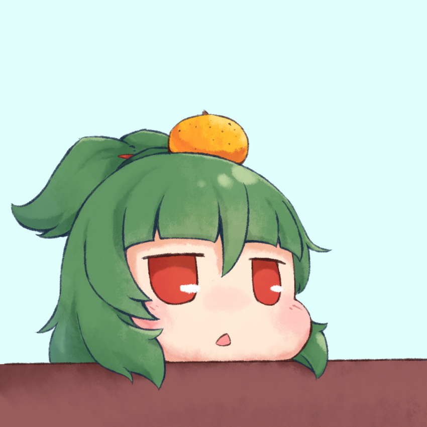 1other adagumo_no_saragimaru androgynous bangs blue_background chibi commentary_request food food_on_head fruit fruit_on_head green_hair len'en medium_hair no_nose no_pupils object_on_head orange_(fruit) red_eyes simple_background solo triangle_mouth yuejiao_tuan