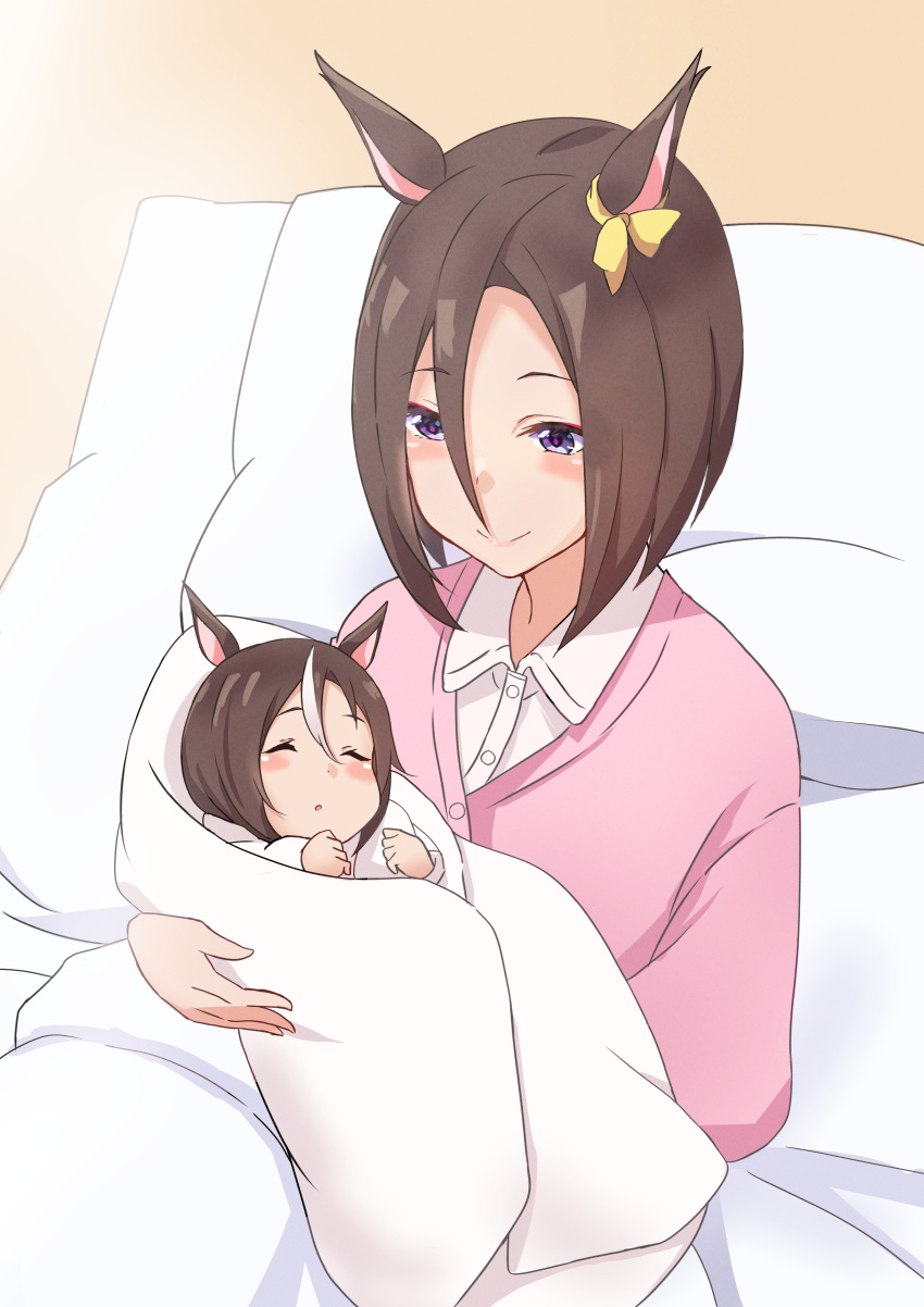 2girls absurdres air_groove_(umamusume) animal_ears baby bed blanket blush brown_hair clenched_hands commission ear_ribbon hair_between_eyes highres horse_ears horse_girl if_they_mated medium_hair mother_and_daughter multicolored_hair multiple_girls pillow pixiv_request saku_(kudrove) smile streaked_hair umamusume upper_body violet_eyes white_hair