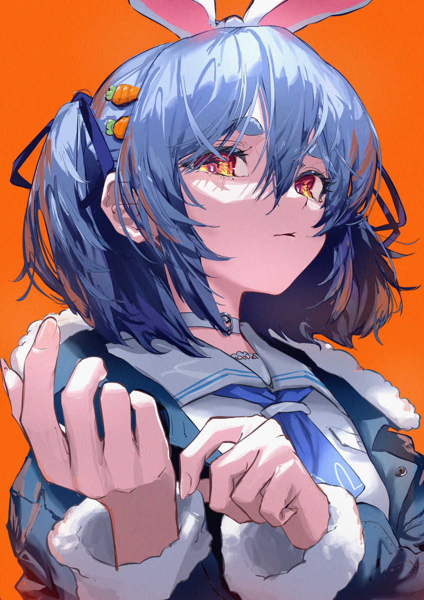 1girl absurdres animal_ears bangs blue_hair bunny-shaped_pupils carrot carrot_hair_ornament choker food-themed_hair_ornament fur-trimmed_jacket fur_trim hair_ornament highres hololive jacket looking_at_viewer orange_background orange_eyes rabbit rabbit_ears rabbit_girl roitz_(_roitz_) sailor_collar solo swept_bangs symbol-shaped_pupils thick_eyebrows twintails upper_body usada_pekora virtual_youtuber