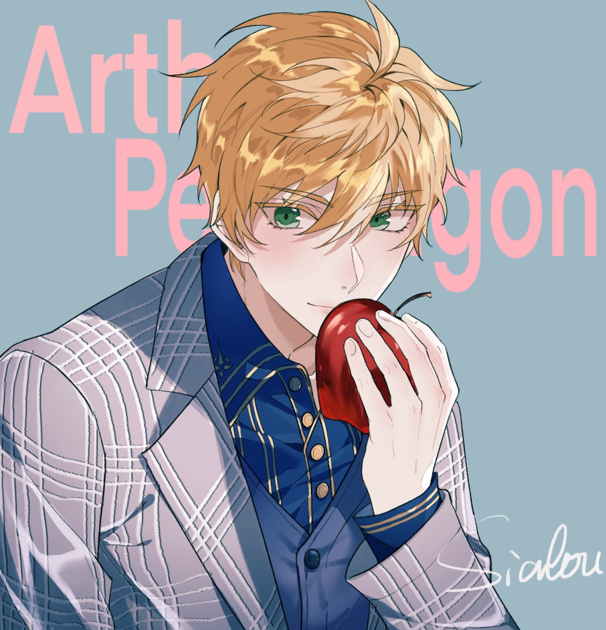1boy ahoge apple arthur_pendragon_(fate) background_text bangs blonde_hair blue_background blue_shirt blush character_name chinese_commentary closed_mouth collared_shirt commentary_request fate/grand_order fate/prototype fate/prototype:_fragments_of_blue_and_silver fate_(series) food fruit gold_trim green_eyes grey_jacket hair_between_eyes highres holding holding_food holding_fruit jacket long_sleeves looking_at_viewer male_focus shiny shiny_hair shirt short_hair sialou signature simple_background smile solo striped striped_jacket striped_shirt upper_body