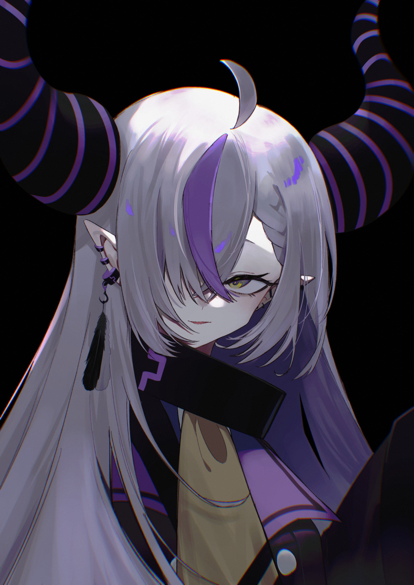 1girl absurdres ascot bangs black_background collar demon_horns ear_piercing elf grey_hair hair_over_one_eye highres hololive horns la+_darknesss looking_at_viewer metal_collar multicolored_hair parted_lips piercing pointy_ears purple_hair simple_background smile solo streaked_hair virtual_youtuber wowari-c. yellow_ascot yellow_eyes