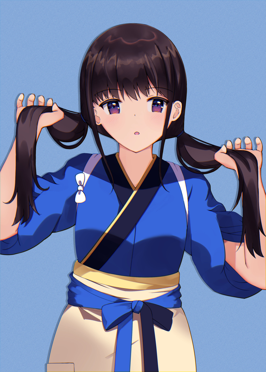 1girl absurdres apron bangs black_hair blue_background blue_kimono blush brown_apron commentary_request hands_up highres holding holding_hair inoue_takina japanese_clothes kimono long_hair low_twintails lycoris_recoil parted_lips short_sleeves simple_background solo sylux tasuki twintails very_long_hair violet_eyes waist_apron