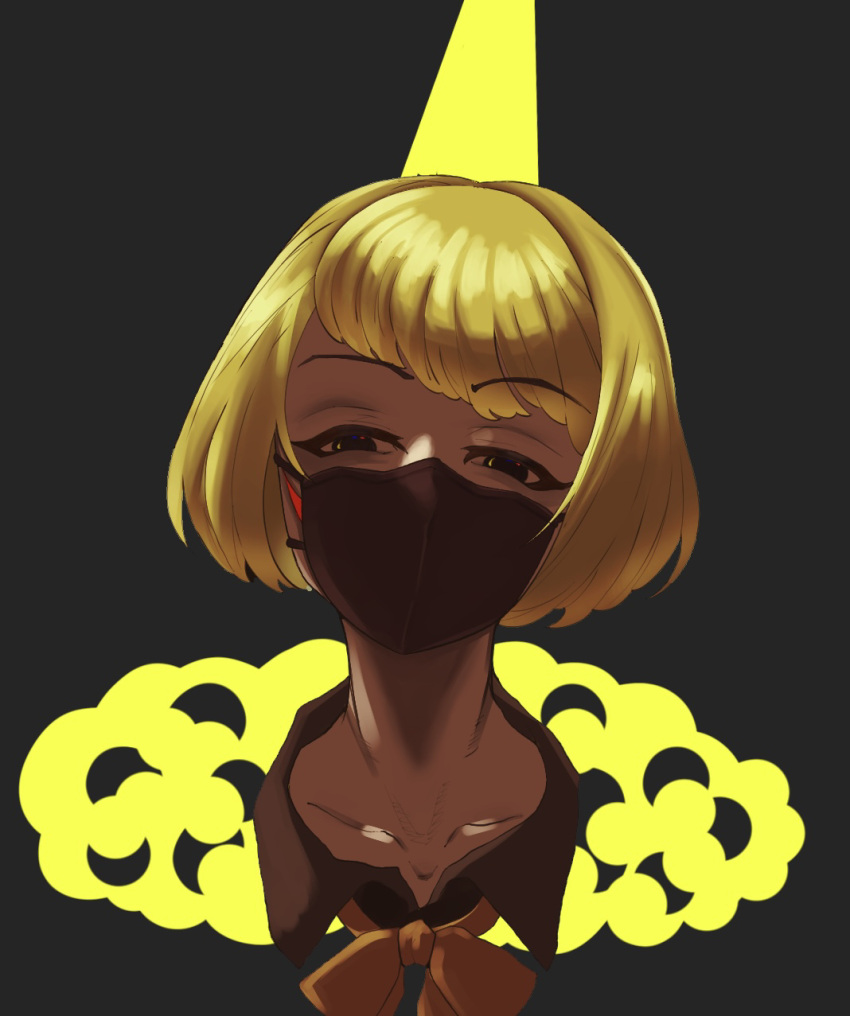 1girl bangs black_eyes blonde_hair brown_collar collar covered_mouth cropped_shoulders dark grey_background highres hokokara horns magia_record:_mahou_shoujo_madoka_magica_gaiden mahou_shoujo_madoka_magica mask mouth_mask neck_ribbon portrait ribbon short_hair single_horn solo swept_bangs yellow_ribbon yumeno_yusa