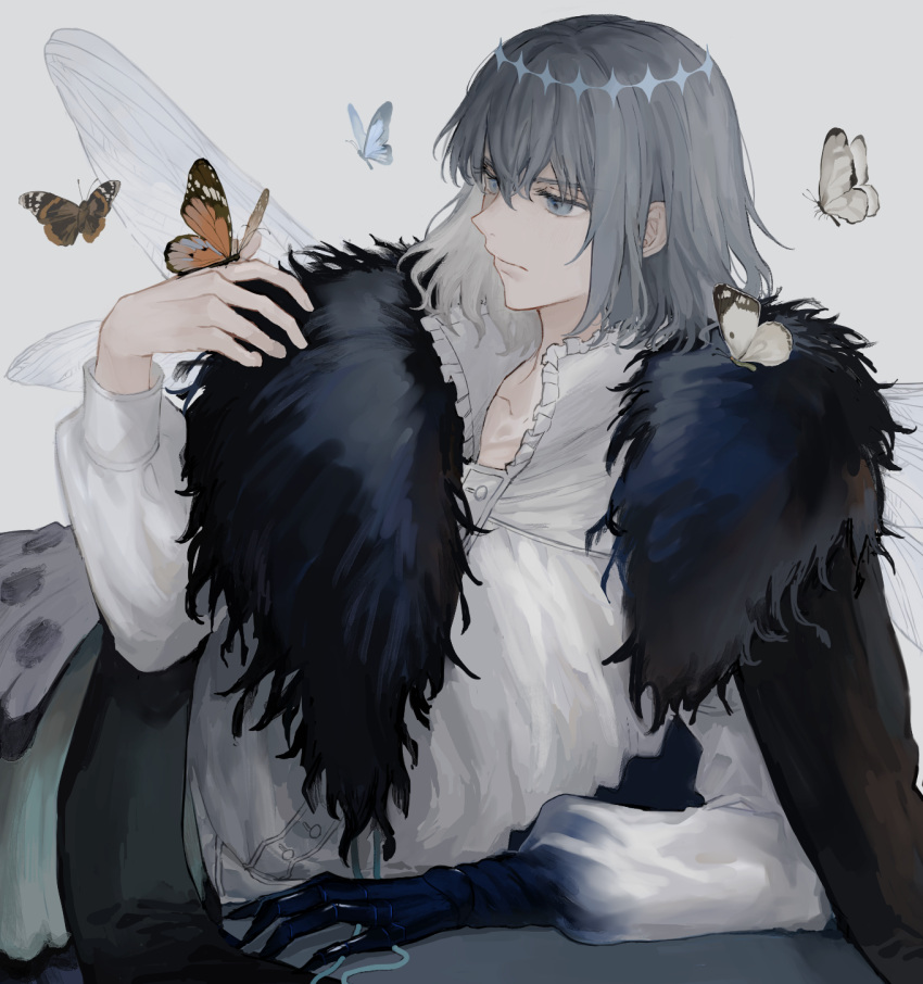 1boy alternate_hair_color arthropod_boy bangs blue_butterfly blue_eyes bug butterfly butterfly_on_hand cape claws closed_mouth collar collared_shirt crown diamond_hairband expressionless fate/grand_order fate_(series) feather_boa frilled_collar frills fur_collar fur_trim grey_background grey_butterfly grey_hair highres insect_wings long_sleeves male_focus medium_hair oberon_(fate) oberon_(third_ascension)_(fate) orange_butterfly ringo_2000 shirt simple_background solo upper_body white_shirt wings