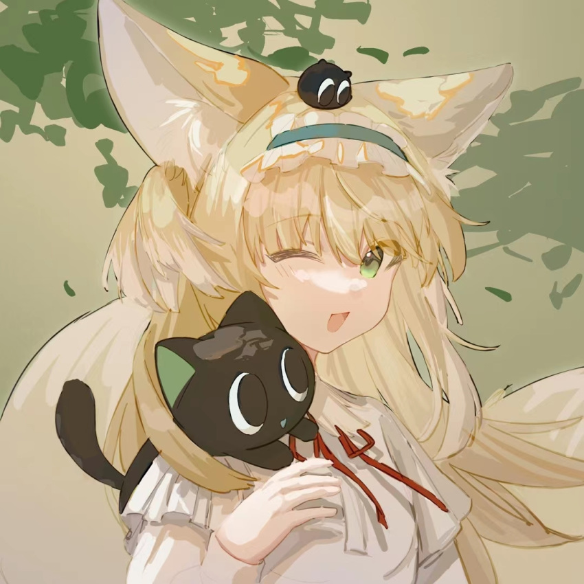 1girl ;d animal animal_ear_fluff animal_ears animal_on_shoulder arknights bangs black_cat blonde_hair blue_hairband cat commentary_request fox_ears fox_girl fox_tail frilled_hairband frills green_eyes hair_between_eyes hairband hand_up long_hair long_sleeves neck_ribbon one_eye_closed red_ribbon ribbon shirt smile solo suzuran_(arknights) suzuran_(spring_praise)_(arknights) tail upper_body white_shirt xiaotongxuto
