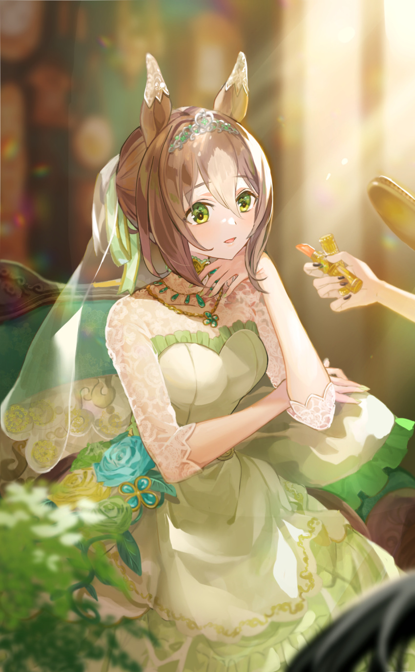 1girl 1other animal_ears bangs blurry blurry_background breasts bridal_veil brown_hair cosmetics couch dress dress_flower fine_motion_(titania)_(umamusume) fine_motion_(umamusume) green_dress green_eyes highres horse_ears horse_girl horse_tail jewelry lipstick_tube multicolored_hair necklace open_mouth short_hair sitting small_breasts smile solo_focus tail tiara two-tone_hair umamusume veil yoshida_(ne)