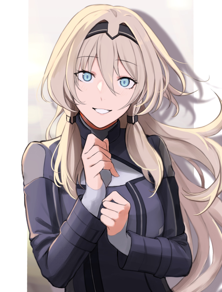 1girl an-94_(girls'_frontline) bangs black_hairband blonde_hair blue_eyes breasts girls_frontline hair_ornament hairband hairclip highres korean_commentary long_hair long_sleeves looking_at_viewer open_mouth parted_lips sidelocks simple_background small_breasts smile solo tactical_clothes teeth upper_body yotsuyama_(yomo8ama)