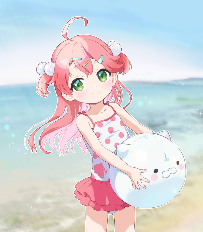 1girl aged_down ahoge ball bangs beach blurry blurry_background blush child day green_eyes hair_bobbles hair_ornament hairclip highres holding holding_ball hololive looking_at_viewer machico multicolored_hair one-piece_swimsuit outdoors pink_hair polka_dot polka_dot_swimsuit sakura_miko sky smile solo swimsuit two-tone_hair virtual_youtuber water