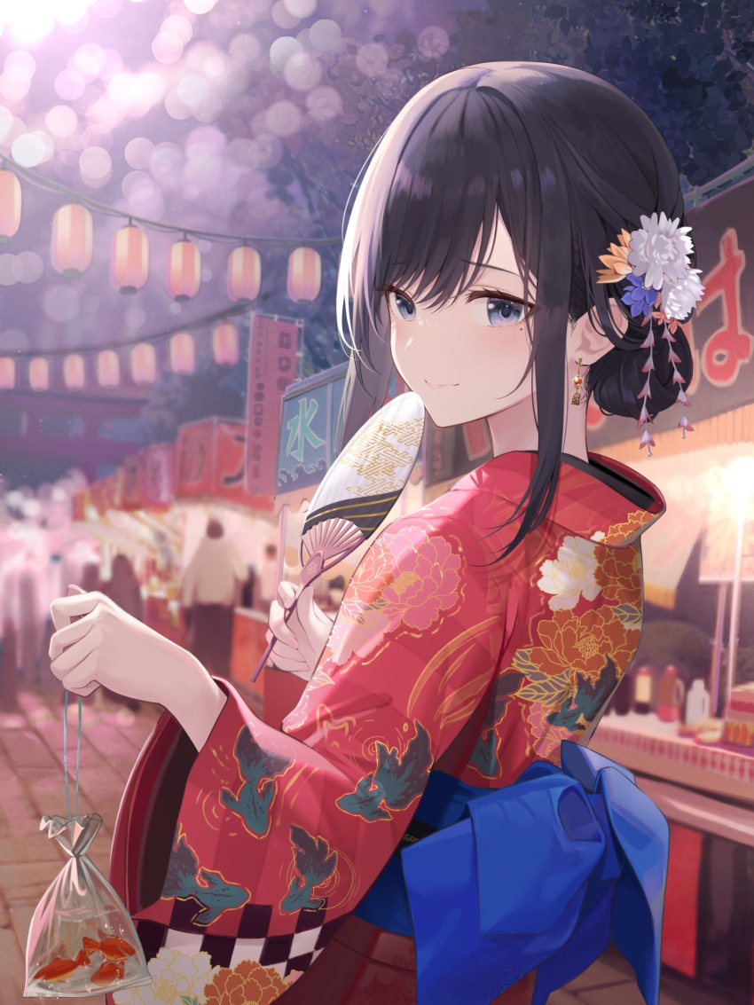 1girl ale_nqki animal_print bangs black_hair blue_ribbon blurry blurry_background blush character_request closed_mouth copyright_request earrings fish fish_print floral_print flower goldfish goldfish_print hair_between_eyes hair_flower hair_ornament hand_fan highres holding holding_fan japanese_clothes jewelry kimono lantern long_sleeves looking_at_viewer looking_back mole mole_under_eye night night_sky paper_fan print_kimono red_kimono ribbon second-party_source sidelocks sky smile solo_focus summer_festival uchiwa violet_eyes wide_sleeves yukata