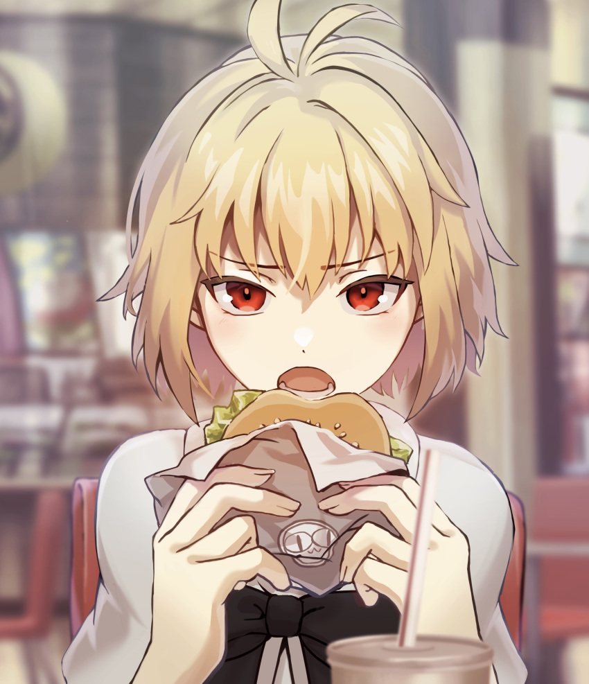 1girl absurdres ahoge alternate_costume antenna_hair arcueid_brunestud bangs black_bow blonde_hair blurry blurry_background bow bowtie burger capelet chair character_print commentary eating english_commentary food hair_between_eyes highres holding holding_food indoors looking_at_viewer mkr_(wepn3428) neco-arc official_alternate_costume open_mouth red_eyes short_hair sitting solo tsukihime tsukihime_(remake) type-moon white_capelet