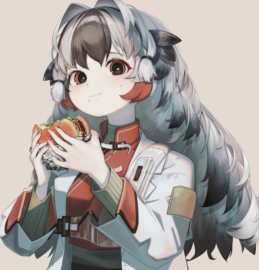 1girl :t arknights bangs black_hair brown_eyes burger closed_mouth food food_on_face hair_intakes highres holding holding_food jacket layered_sleeves long_hair long_sleeves looking_at_viewer multicolored_hair open_clothes open_jacket simple_background snowsant_(arknights) solo timitarcat two-tone_hair upper_body white_hair white_jacket