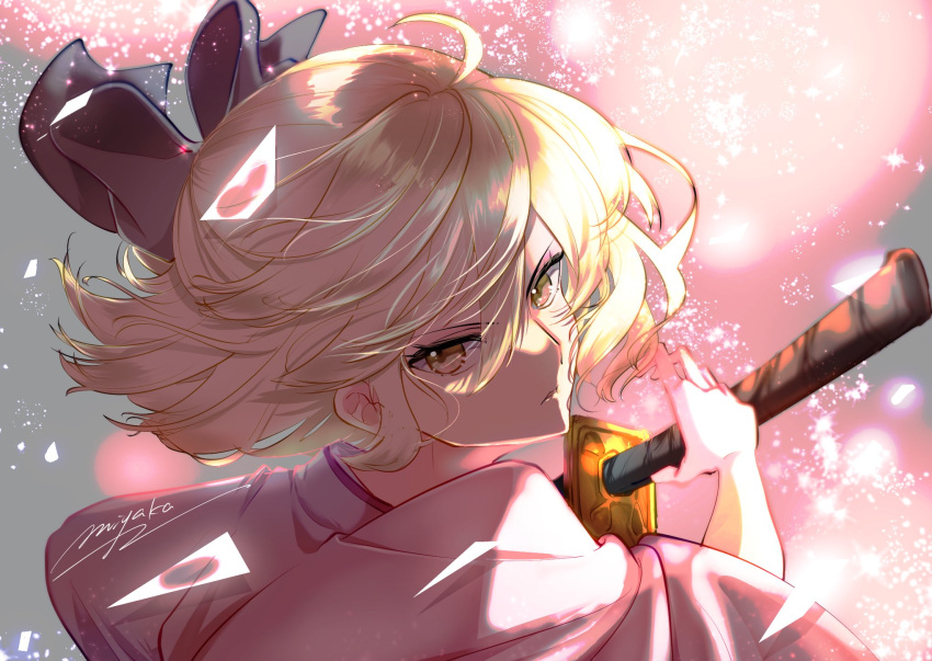 1girl ahoge bangs black_bow bow commentary_request expressionless fate/grand_order fate/type_redline fate_(series) fighting_stance hair_between_eyes hair_bow highres holding holding_sword holding_weapon japanese_clothes katana kimono koha-ace looking_at_viewer miyaka_(58305841) okita_souji_(fate) okita_souji_(koha-ace) parted_lips pink_kimono ready_to_draw serious shiny shiny_clothes shiny_hair shiny_skin short_hair signature solo sword upper_body weapon