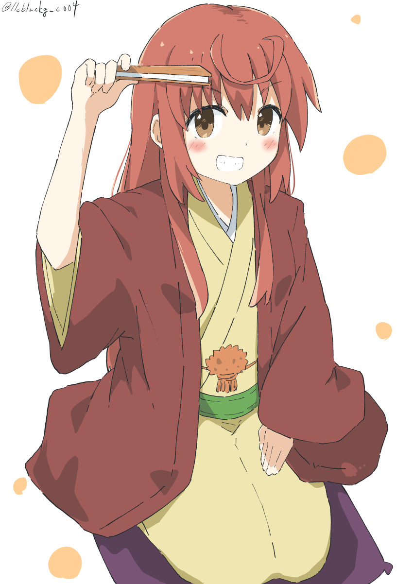 1girl absurdres ahoge bangs blush brown_eyes buratei_marii clenched_teeth commentary cynical_(llcbluckg_c004) grin hand_fan haori highres holding holding_fan japanese_clothes joshiraku kimono long_hair long_sleeves looking_at_viewer redhead simple_background sitting smile solo teeth twitter_username white_background wide_sleeves yellow_kimono
