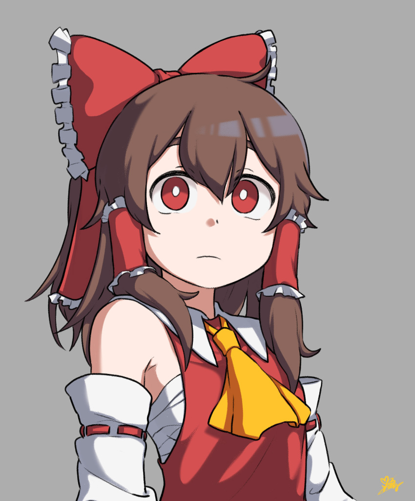 1girl ahoge bangs bare_shoulders bbyong403 bow brown_hair chest_sarashi closed_mouth grey_background hair_bow hakurei_reimu highres long_hair looking_at_viewer neckerchief red_bow red_eyes red_shirt sarashi shirt solo touhou upper_body white_sleeves yellow_neckerchief