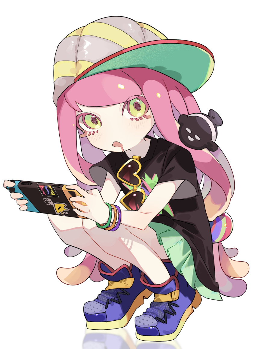 1girl bare_legs baseball_cap black_shirt blue_footwear bracelet colored_shoe_soles drooling eyewear_hang eyewear_removed full_body green_eyes green_skirt harmony's_clownfish_(splatoon) harmony_(splatoon) hat heart heart-shaped_eyewear highres ika_esu jewelry looking_at_viewer mouth_drool pink_hair reflection shirt shoes short_sleeves sideways_hat skirt sneakers solo splatoon_(series) splatoon_3 squatting sunglasses t-shirt tiptoes twintails