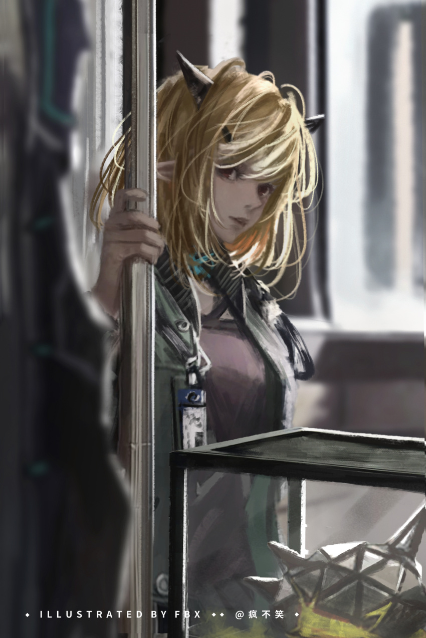 1girl 1other arknights artist_name biggie_(arknights) black_coat blonde_hair cage closed_mouth coat commentary doctor_(arknights) dragon_horns fengbuxiao green_coat grey_shirt highres horns id_card lips looking_at_another medium_hair open_clothes open_coat originium_slug_(arknights) pointy_ears red_eyes shirt vanilla_(arknights)