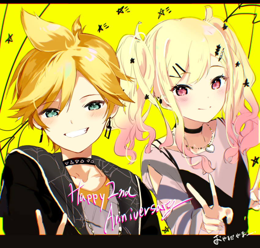 1boy 1girl anniversary black_choker black_jacket black_shirt blonde_hair blue_eyes blush choker commentary ear_piercing earrings grey_shirt grin hair_ornament highres jacket jewelry kagamine_len leo/need_(project_sekai) looking_at_viewer necklace oyamada_gamata piercing pink_hair project_sekai shirt smile star_(symbol) star_hair_ornament tenma_saki v vocaloid yellow_background