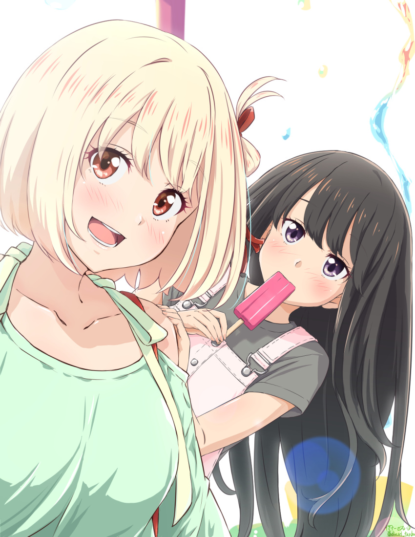 1girl bangs black_hair black_shirt blonde_hair bob_cut casual commentary_request diesel-turbo food green_shirt hair_ribbon highres inoue_takina long_hair looking_at_viewer lycoris_recoil nishikigi_chisato open_mouth overalls popsicle red_eyes red_ribbon ribbon round_teeth shirt short_hair solo teeth upper_teeth violet_eyes