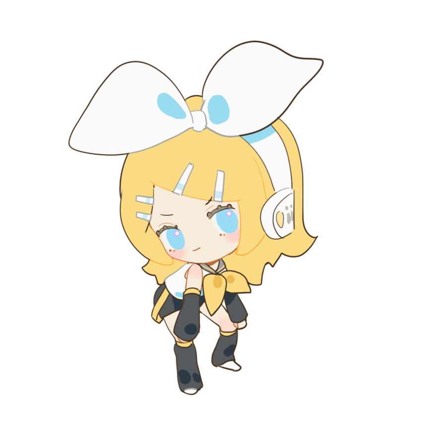 &gt;:) 1girl bangs black_sailor_collar black_shorts black_sleeves blonde_hair blue_eyes bow chibi chinese_commentary commentary detached_sleeves full_body hair_bow hands_on_own_knees headset highres indai_(3330425) kagamine_rin leaning_forward leg_warmers legs_apart light_blush light_smile looking_at_viewer medium_hair parted_bangs sailor_collar sailor_shirt shirt shorts simple_background sleeveless sleeveless_shirt solo v-shaped_eyebrows vocaloid white_background white_bow white_shirt