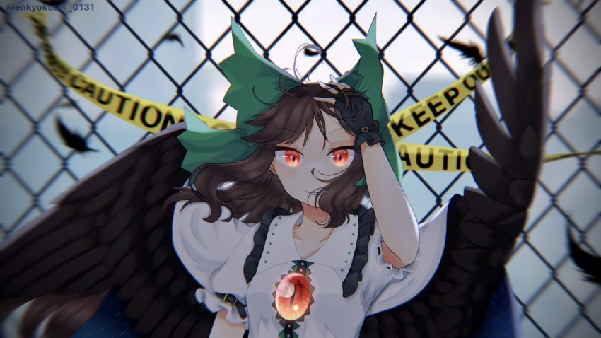 1girl bangs bird_wings black_gloves bow breasts brown_hair brown_wings cape caution_tape chain-link_fence cosmos_0131 feathers fence fingerless_gloves frilled_shirt_collar frills gloves green_bow grin hair_bow highres long_hair looking_at_viewer medium_breasts puffy_short_sleeves puffy_sleeves red_eyes reiuji_utsuho shirt short_sleeves smile solo starry_sky_print third_eye touhou upper_body white_cape white_shirt wings