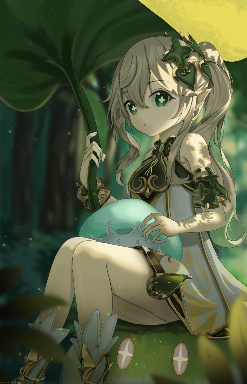 +_+ 1girl :o absurdres bangs blurry blurry_background blush detached_sleeves dress dubeaduver female_child forest genshin_impact green_background green_dress green_eyes hair_ornament highres holding leaf looking_at_viewer medium_hair nahida_(genshin_impact) nature open_mouth outdoors pointy_ears side_ponytail sitting sleeveless sleeveless_dress solo upper_body white_hair