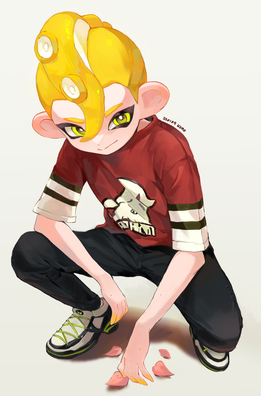 1boy black_pants blonde_hair closed_mouth dated full_body green_eyes grey_background highres kumo_(kumo_hsc0216) looking_at_viewer male_focus octoling octoling_boy pants petals red_shirt shirt shoes short_sleeves signature simple_background sneakers solo splatoon_(series) squatting t-shirt tentacle_hair
