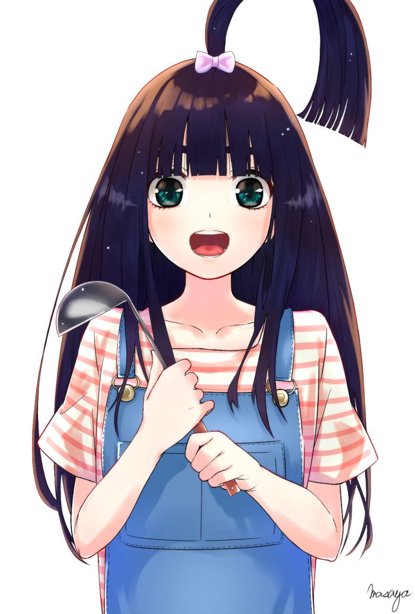 1girl :d ahoge artist_name bangs black_hair blunt_bangs bow collarbone go-toubun_no_hanayome green_eyes hair_bow highres holding holding_ladle huge_ahoge ladle long_hair looking_at_viewer masaya_(masapari88) overalls pink_bow shirt short_sleeves simple_background smile striped striped_shirt uesugi_raiha upper_body white_background