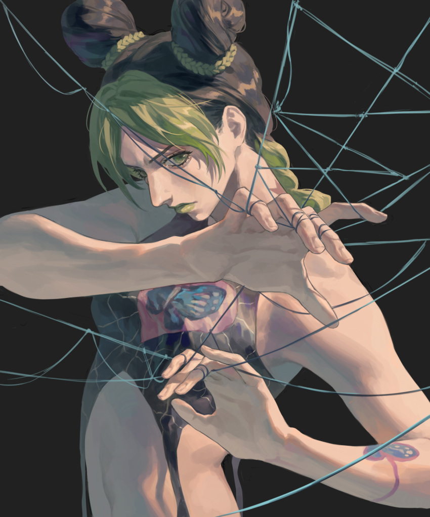 1girl arm_tattoo bangs bare_arms bare_shoulders black_background black_hair black_shirt braid braided_ponytail chinese_commentary commentary_request double_bun foreshortening from_side green_eyes green_hair green_lips hair_bun highres jojo_no_kimyou_na_bouken kujo_jolyne looking_at_viewer medium_hair midriff multicolored_hair navel parted_bangs realistic shirt simple_background sleeveless sleeveless_shirt solo stone_ocean string tattoo two-tone_hair upper_body yuan_di_shaobing