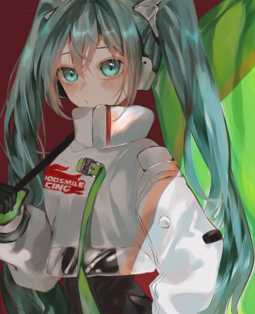 1girl absurdres aqua_hair bangs black_bodysuit black_gloves bodysuit closed_mouth commentary_request cropped_jacket flag gloves goodsmile_racing green_eyes green_gloves hair_between_eyes hand_on_hip hatsune_miku highres holding holding_flag jacket long_hair long_sleeves looking_at_viewer racing_miku racing_miku_(2022) red_background simple_background solo twintails two-tone_gloves upper_body very_long_hair vocaloid vptku white_jacket