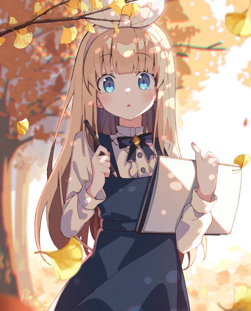 1girl autumn bangs blonde_hair blue_bow blue_bowtie blue_dress blue_eyes blunt_bangs blurry blurry_background blush bow bowtie center_frills commentary dot_nose dress frills ginkgo_leaf hair_bow highres holding holding_pencil holding_sketchbook leaf long_hair long_sleeves looking_at_viewer open_mouth original outdoors parted_lips pencil pinafore_dress shirt sketchbook tree upper_body white_bow white_shirt zoirun
