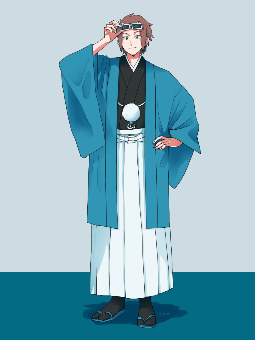 1boy arm_up bangs black_kimono black_socks blue_coat blue_footwear blue_theme brown_hair coat eyewear_lift full_body hakama hand_on_hip haori haori_himo highres japanese_clothes jin_yuuichi kimono long_sleeves looking_at_viewer male_focus rism02682 short_hair smile socks solo standing sunglasses tabi twitter_username white_hakama wide_sleeves world_trigger zouri