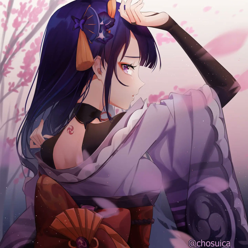 1girl arm_up back black_gloves cherry_blossoms chosuica elbow_gloves falling_petals genshin_impact gloves hair_ornament hairclip highres japanese_clothes kimono long_hair looking_at_viewer looking_back open_mouth petals purple_hair raiden_shogun ribbon solo upper_body violet_eyes