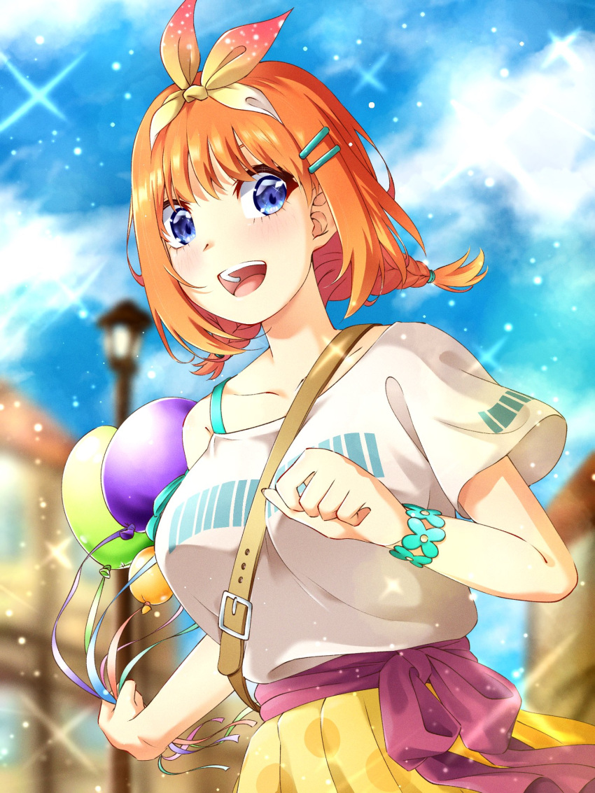 1girl balloon between_breasts blue_eyes blue_sky blurry bracelet breasts building depth_of_field go-toubun_no_hanayome hair_ornament hairband hairclip highres holding holding_balloon jewelry large_breasts low_twintails nakano_yotsuba off-shoulder_shirt off_shoulder orange_hair pleated_skirt shirt skirt sky solo sparkle strap_between_breasts twintails upper_body wai_(y48754085) yellow_skirt