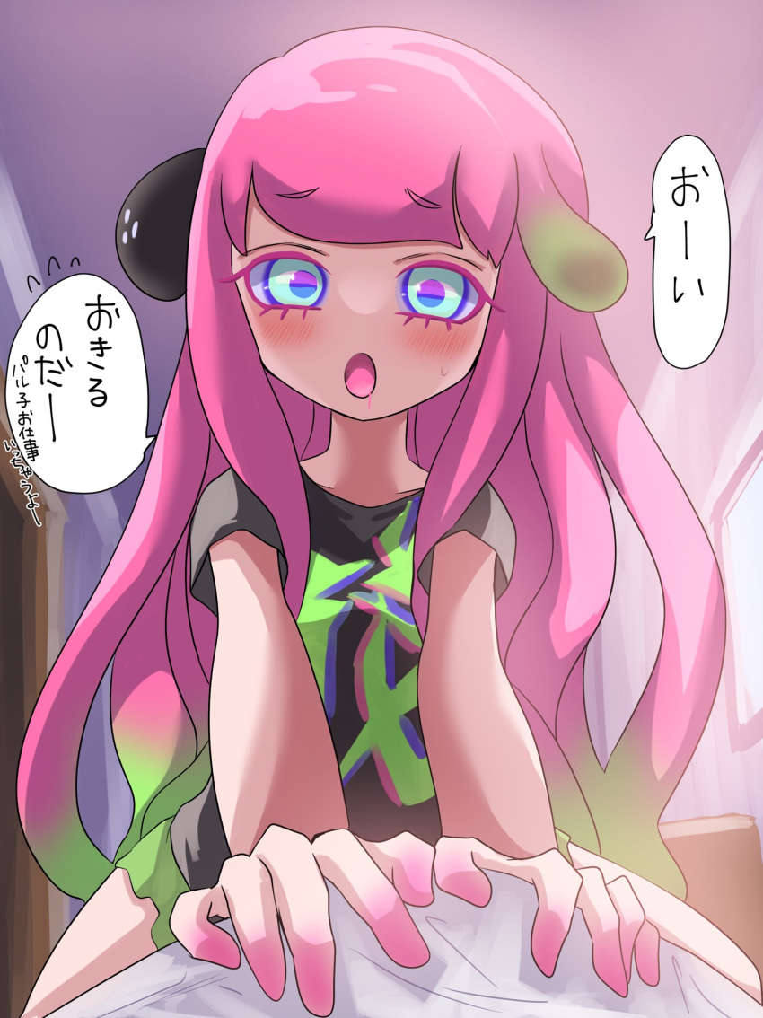 1girl 1other black_shirt blue_eyes blush clownfish gradient_hair green_hair green_skirt harmony's_clownfish_(splatoon) harmony_(splatoon) highres indoors looking_at_viewer miniskirt multicolored_hair open_mouth pink_hair shirt short_sleeves sitting skirt splatoon_(series) splatoon_3 t-shirt tama_nya tentacle_hair translation_request
