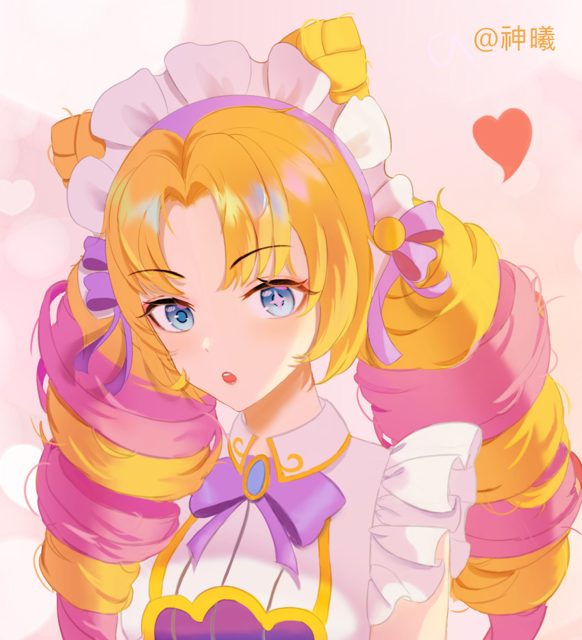 1girl bangs blonde_hair bow bowtie cafe_cuties_(league_of_legends) cafe_cuties_gwen cone_hair_bun drill_hair green_eyes gwen_(league_of_legends) hair_bun heart highres league_of_legends long_hair long_sleeves looking_at_viewer maid_headdress multicolored_hair open_mouth parted_bangs pink_bow pink_bowtie pink_hair portrait shenxi_cecy simple_background solo teeth twin_drills twintails two-tone_hair upper_teeth