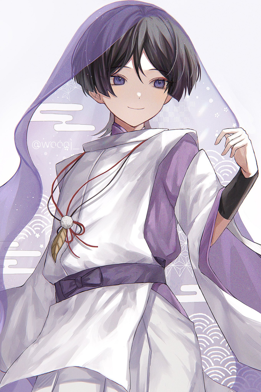 1boy alternate_costume armor artist_name asa_no_ha_(pattern) bangs black_hair blunt_ends blush bow closed_mouth commentary_request egasumi eyelashes eyeshadow genshin_impact hand_up highres japanese_armor japanese_clothes kimono kote kurokote leaf long_sleeves looking_at_viewer makeup male_focus parted_bangs pom_pom_(clothes) purple_bow red_eyeshadow ribbon scaramouche_(genshin_impact) seigaiha short_hair sidelocks smile solo standing string twitter_username veil violet_eyes white_background white_kimono wide_sleeves woooi