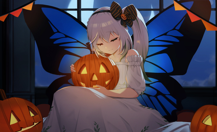 1girl bow butterfly_wings closed_eyes closed_mouth commentary diagonal-striped_bow genshin_impact hair_bow halloween highres jack-o'-lantern muri_(butter210330) nahida_(genshin_impact) puffy_short_sleeves puffy_sleeves pumpkin short_sleeves side_ponytail smile solo white_hair wings
