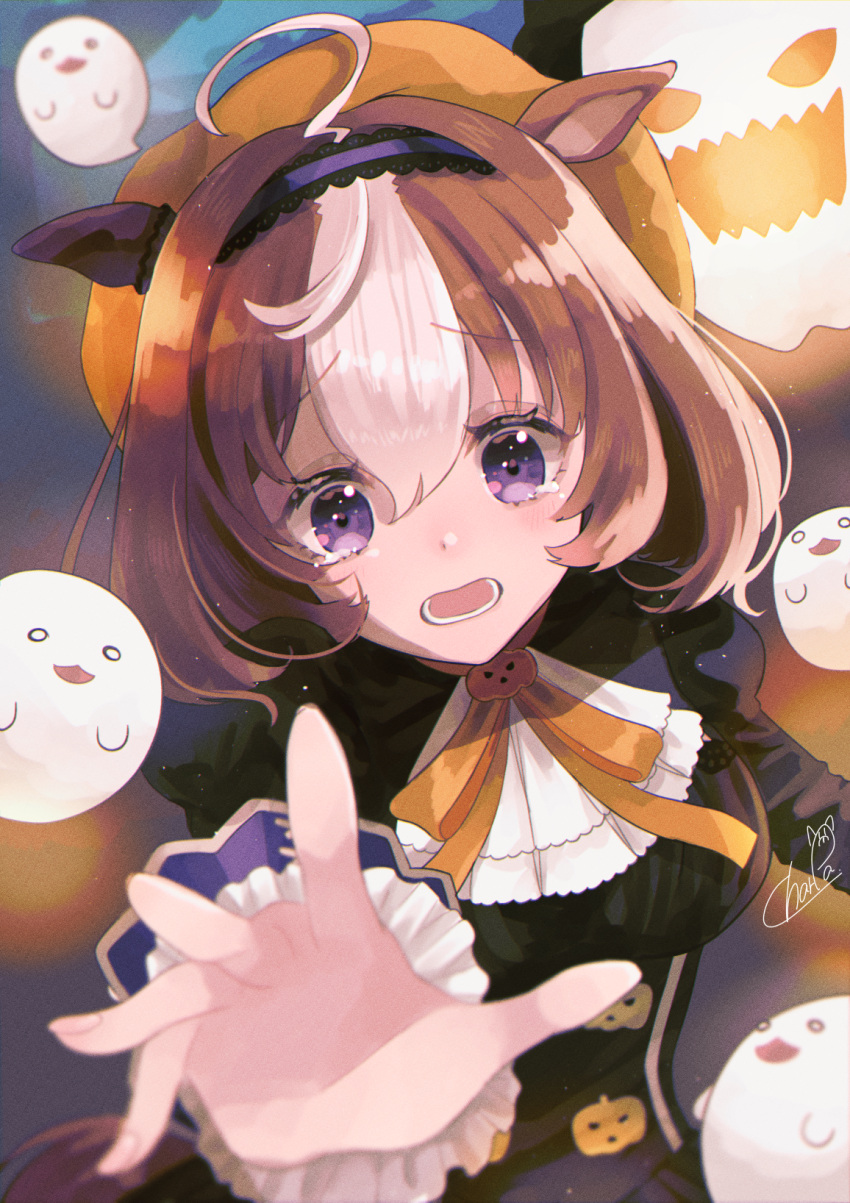 1girl ahoge animal_ears artist_name ascot black_dress brown_hair charpaaa commentary days_in_a_flash_(umamusume) dress ear_covers english_commentary foreshortening frilled_sleeves frills frown ghost halloween halloween_costume hat highres horse_ears horse_girl jack-o'-lantern_ornament juliet_sleeves long_sleeves looking_at_viewer medium_hair meisho_doto_(dot-o'-lantern)_(umamusume) meisho_doto_(umamusume) multicolored_hair neck_ribbon night official_alternate_costume open_mouth orange_headwear orange_ribbon outdoors puffy_sleeves reaching_out ribbon scared signature single_ear_cover solo tearing_up two-tone_hair umamusume upper_body violet_eyes white_ascot white_hair