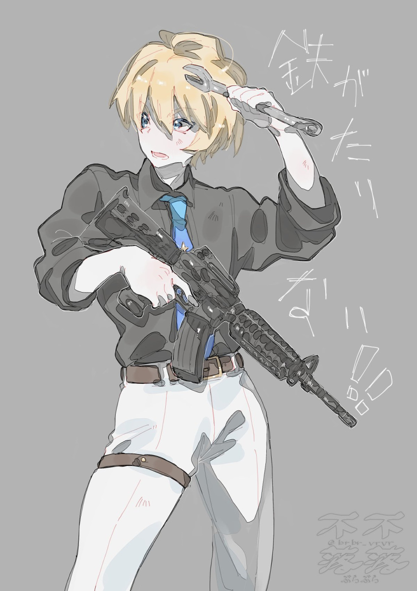 1boy assault_rifle belt black_shirt blonde_hair blue_eyes blue_necktie brbr_vrvr brown_belt collared_shirt dirty feet_out_of_frame grey_background gun hair_between_eyes hand_up highres holding holding_gun holding_weapon holding_wrench holostars kishido_temma legs_apart looking_to_the_side lower_teeth male_focus necktie open_mouth pants rifle shirt short_hair simple_background sleeves_rolled_up solo standing teeth thigh_strap tie_clip trigger_discipline virtual_youtuber weapon white_pants wrench