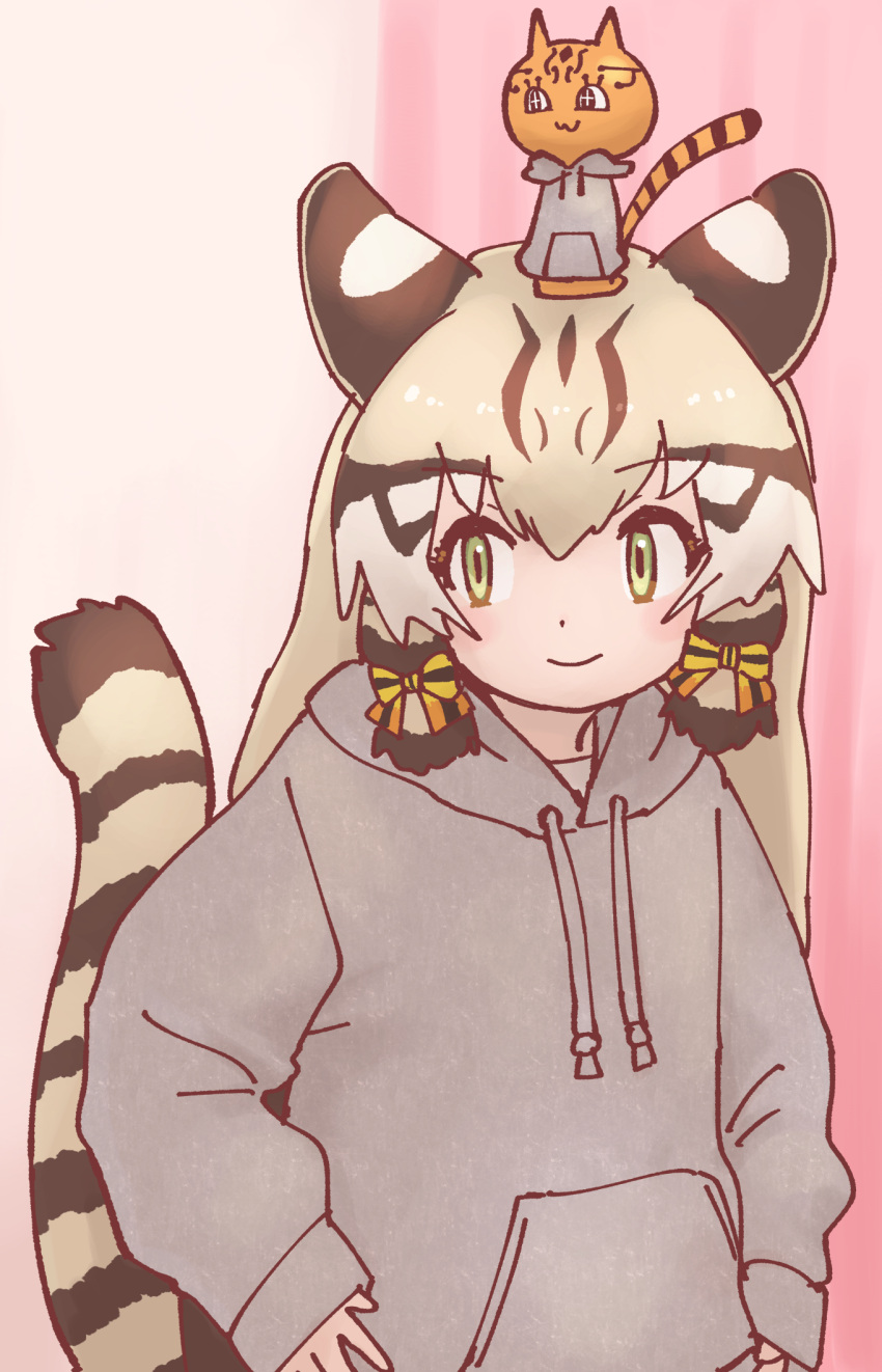 1girl animal_costume animal_ear_fluff animal_ears cat cat_ears cat_girl cat_tail closed_mouth extra_ears geoffroy's_cat_(kemono_friends) grey_hair highres hood hoodie kemono_friends kemono_friends_v_project long_hair looking_at_viewer multicolored_hair pink_background ribbon rumenia_(ao2is) simple_background tail twintails virtual_youtuber
